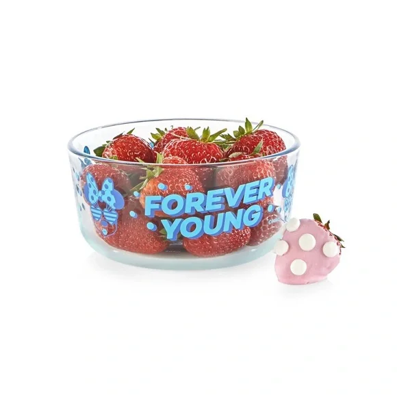 Pyrex 4cup Food Storage Minnie Mouse Forever Young - Picture 3 of 4